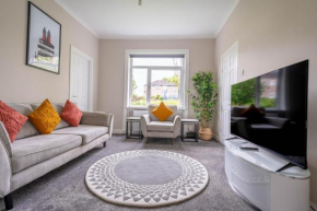 4 Bedrooms Homely House - Sleeps 6 Comfortably with 6 Double Beds,Glasgow, Free Street Parking, Business Travellers, Contractors, & Holiday-Goers, Near All Major Transport Links in Glasgow & City Cent
